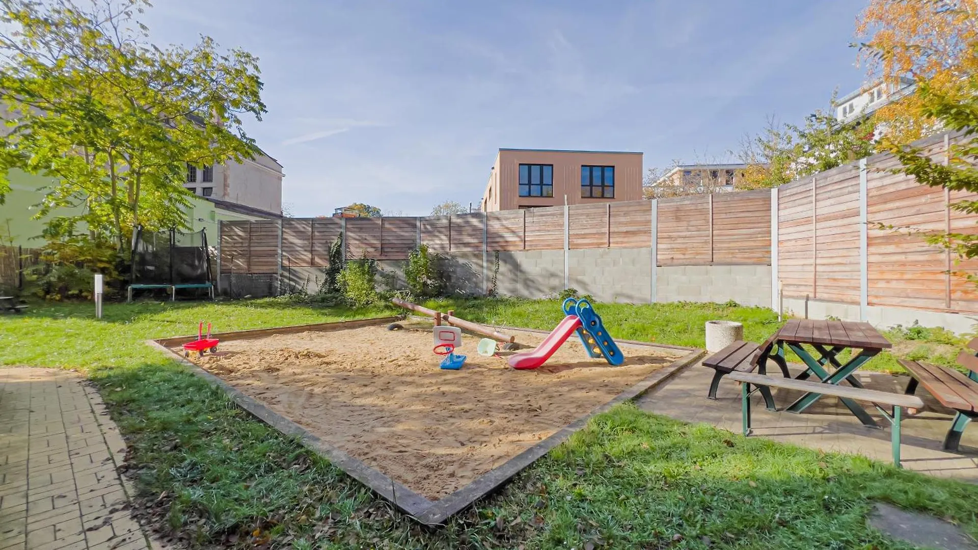 Erstklassiges Ferienapartment Citynah Mit 1 Schlafzimmer - Wifi, Tv, Kuechenzeile, Waschmaschine&Trockner Lipsia